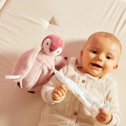 Peluche à Bisous Manchot Rose, Complices - Kaloo -Jouets Éducatifs Boutique kal212006 2